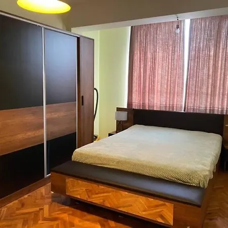 Center: Luxe/cozy Varna